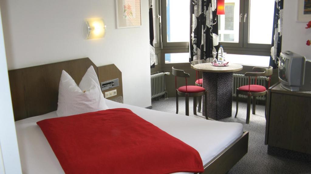 Hotel Am Schlossberg Boeblingen Room photo
